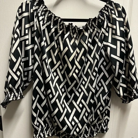 White House Black market - Black and White Geometric Women's Top size XL NWOT824 - Picture 3 of 3